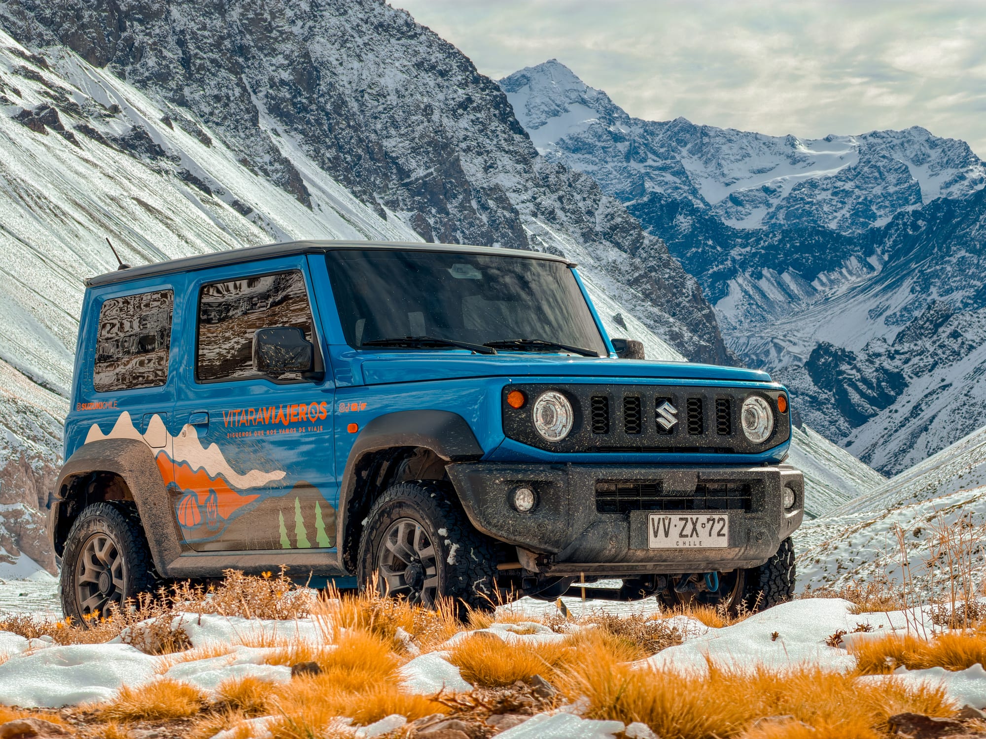 Jimny y explorador en la naturaleza